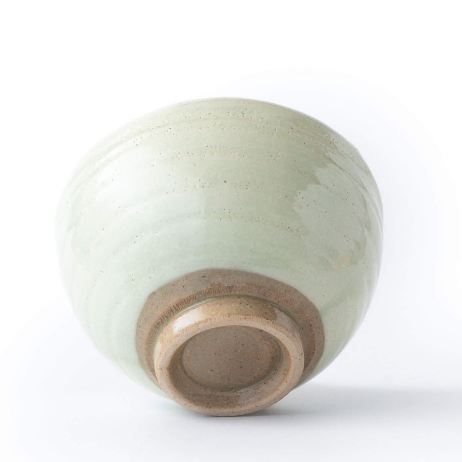 Japanische Matcha-Schale Chawan Haku in Weißgrün, Unterseite mit Fußring