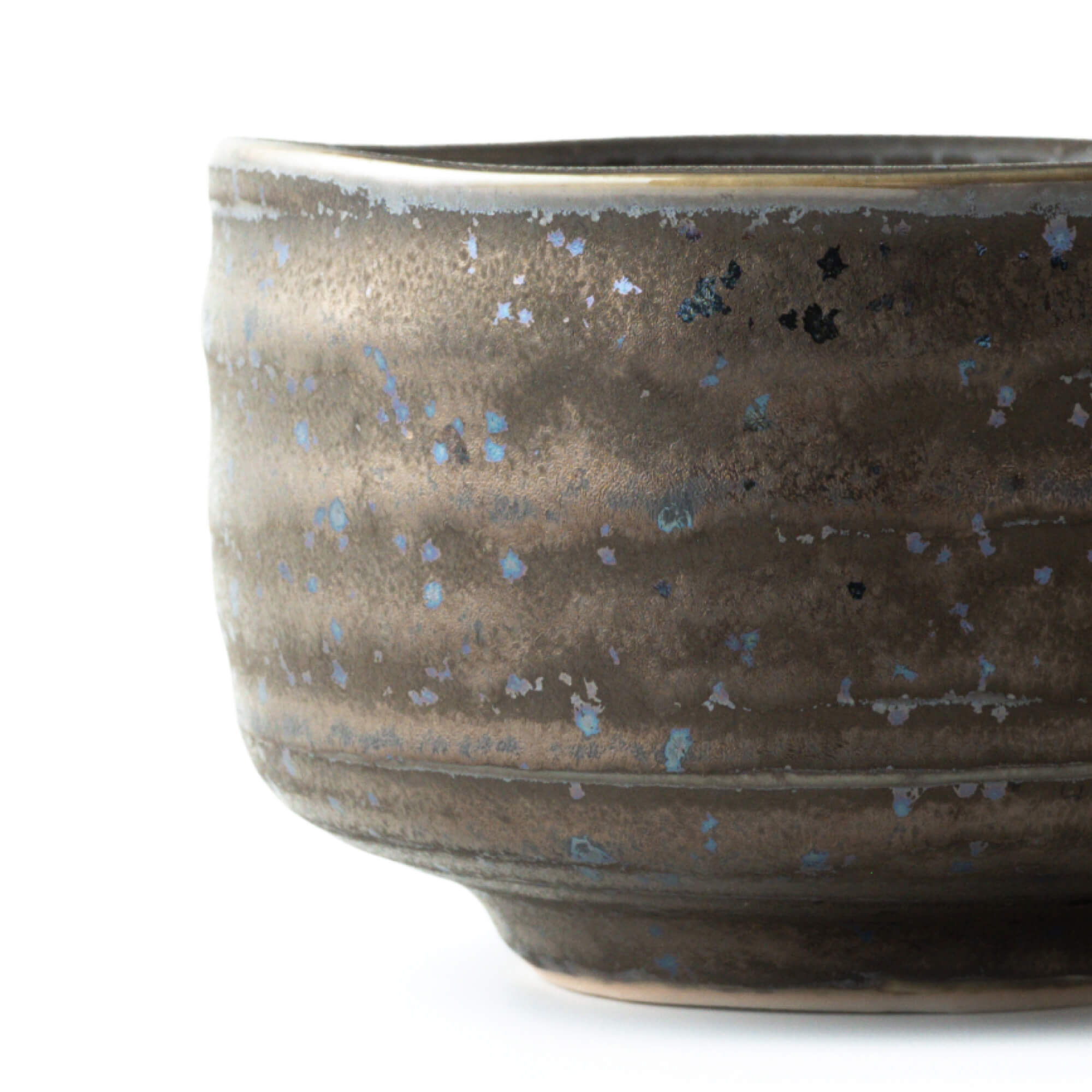 Detailansicht: Matcha Schale Hoshiakari aus Japan, braun-bronze mit blauen Sprenkeln, handgefertigte Chawan für Teezeremonie