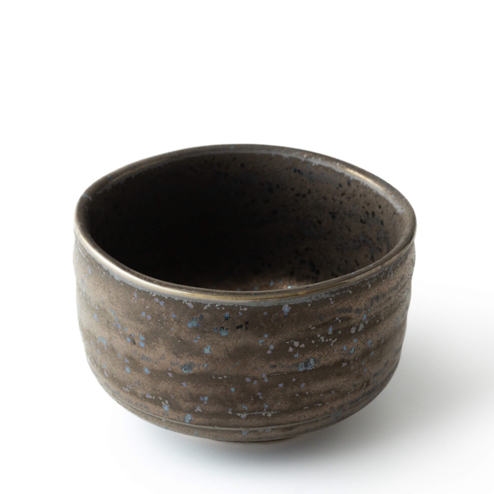 Obenansicht der Matcha Schale Hoshiakari, braun-bronze mit blauen Sprenkeln, traditioneller Chawan