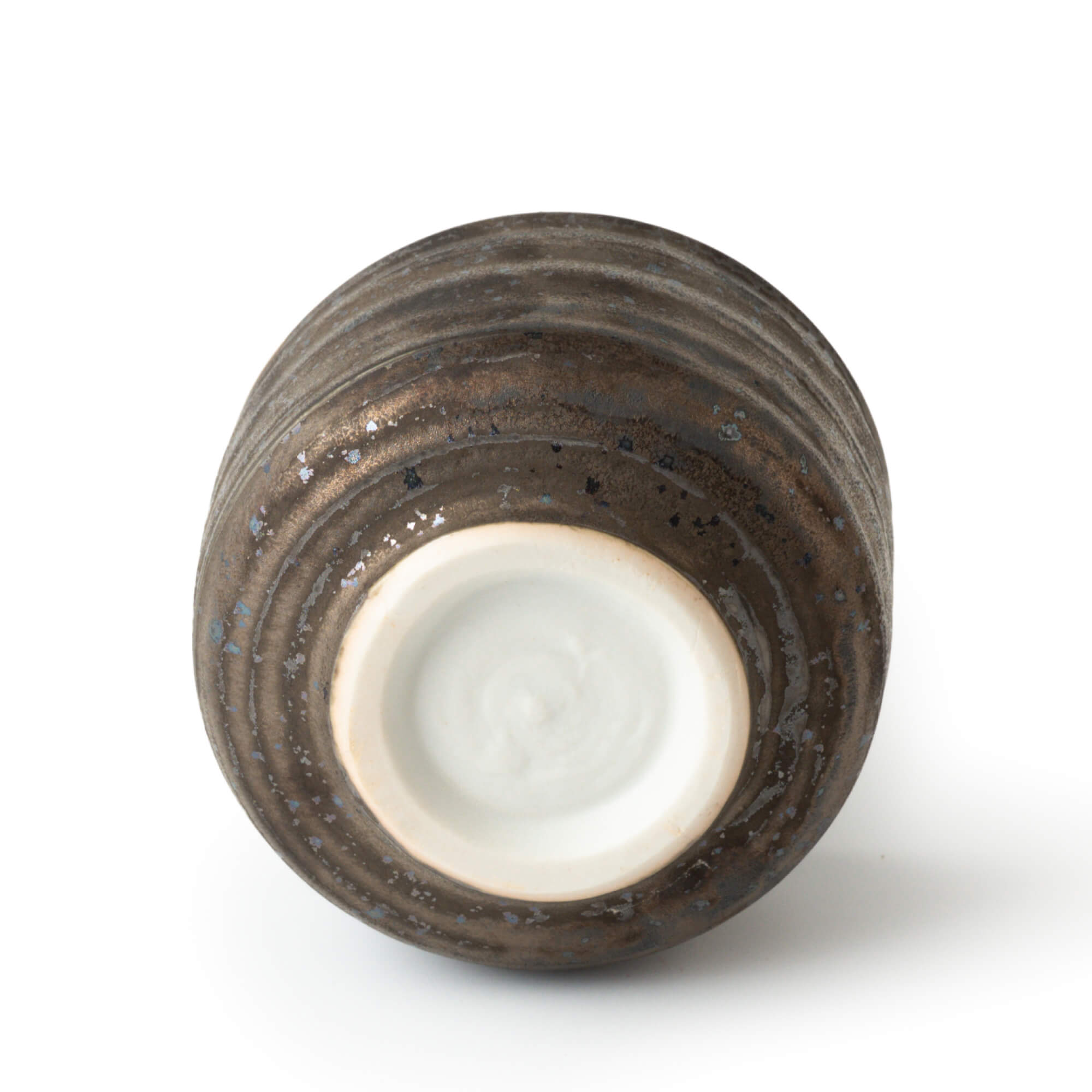 Matcha Schale Hoshiakari – Chawan mit metallisch-brauner Glasur und sternartiger Sprenkelung, Unterseite mit Fußring, Made in Japan