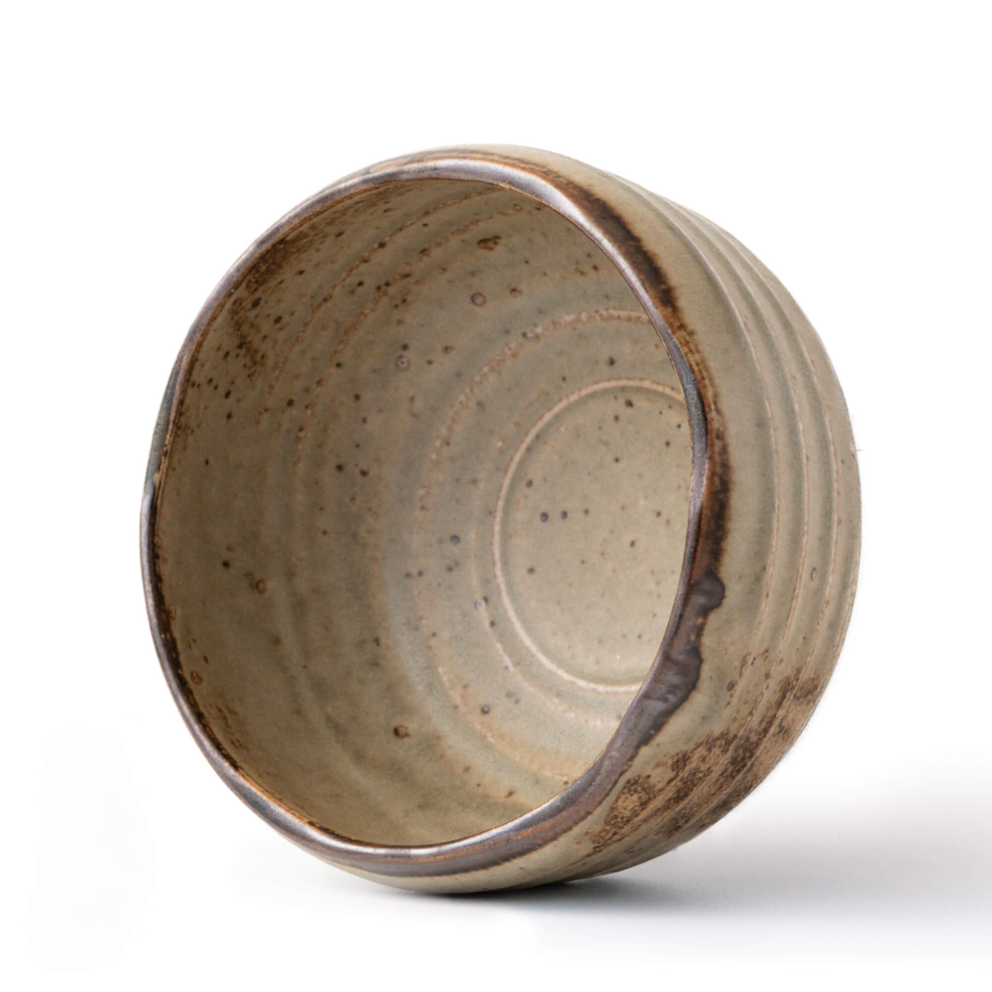Matcha Schale KASUMI – Han-tsutsu-gata Chawan mit Haiyu-Ascheglasur und handgeformtem Rand, Made in Japan