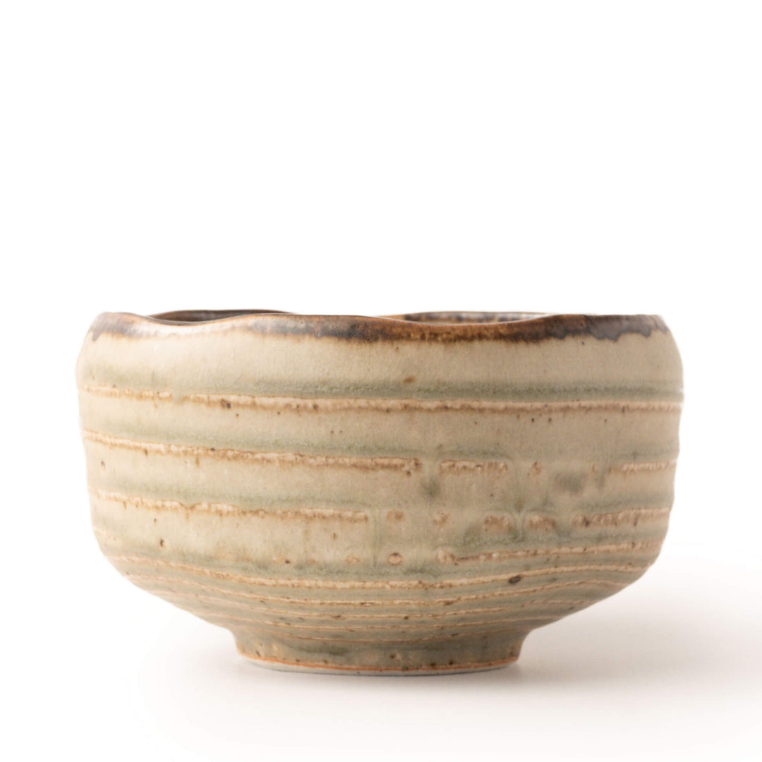 Matcha Schale KASUMI – Han-tsutsu-gata Chawan mit Haiyu-Ascheglasur und handgeformtem Rand, Made in Japan