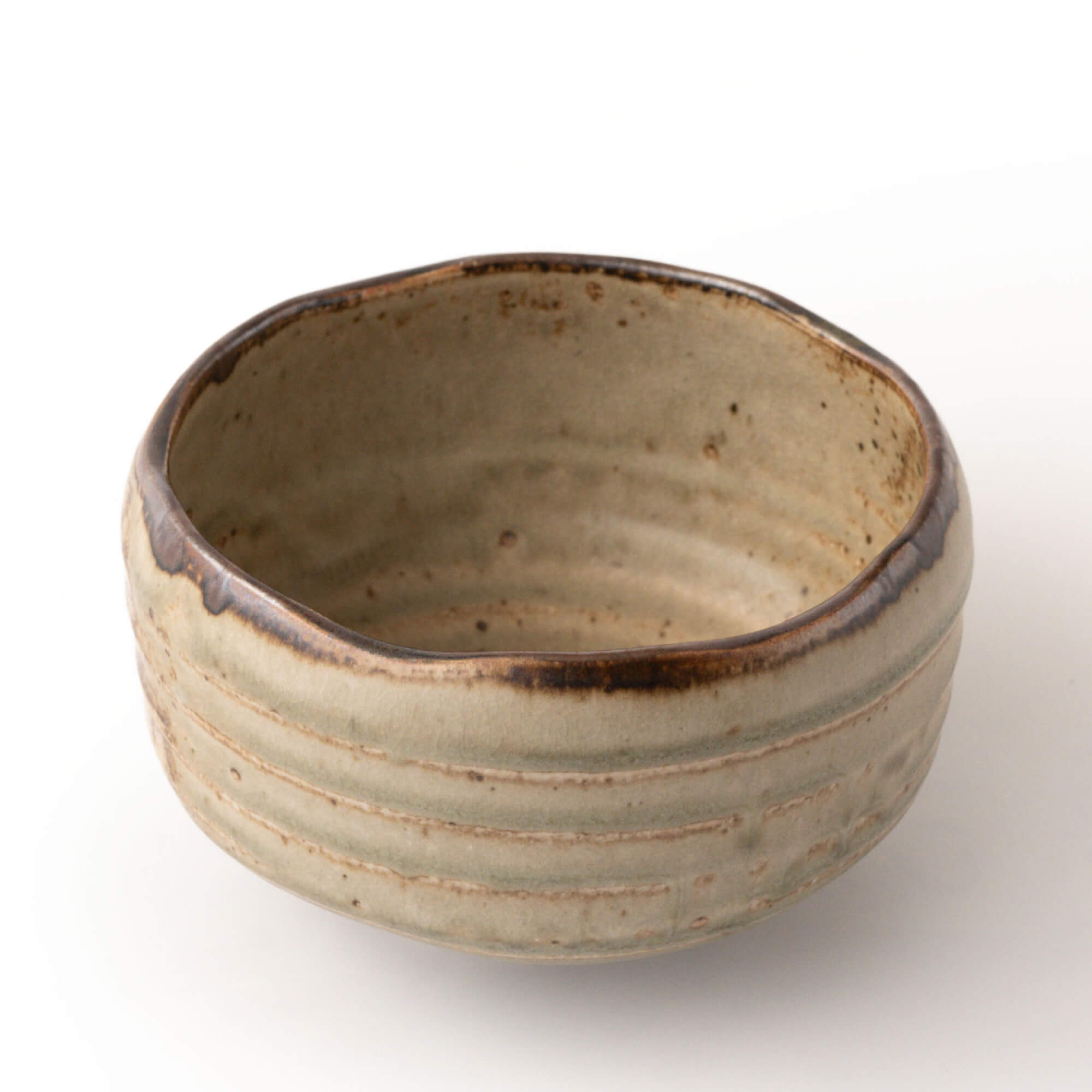 Matcha Schale KASUMI – Han-tsutsu-gata Chawan mit Haiyu-Ascheglasur und handgeformtem Rand, Made in Japan