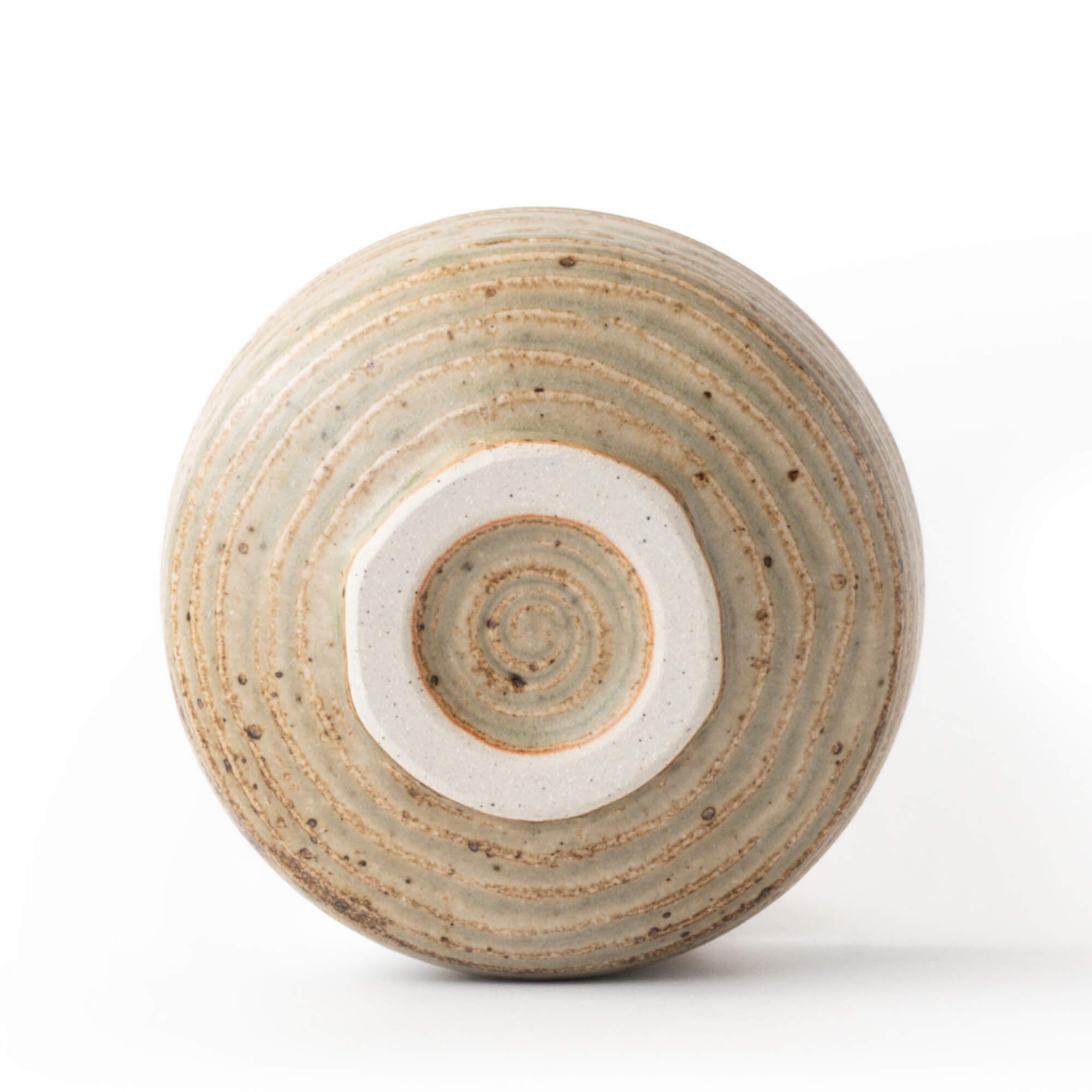 Matcha Schale KASUMI – Han-tsutsu-gata Chawan mit Haiyu-Ascheglasur und handgeformtem Rand, Made in Japan