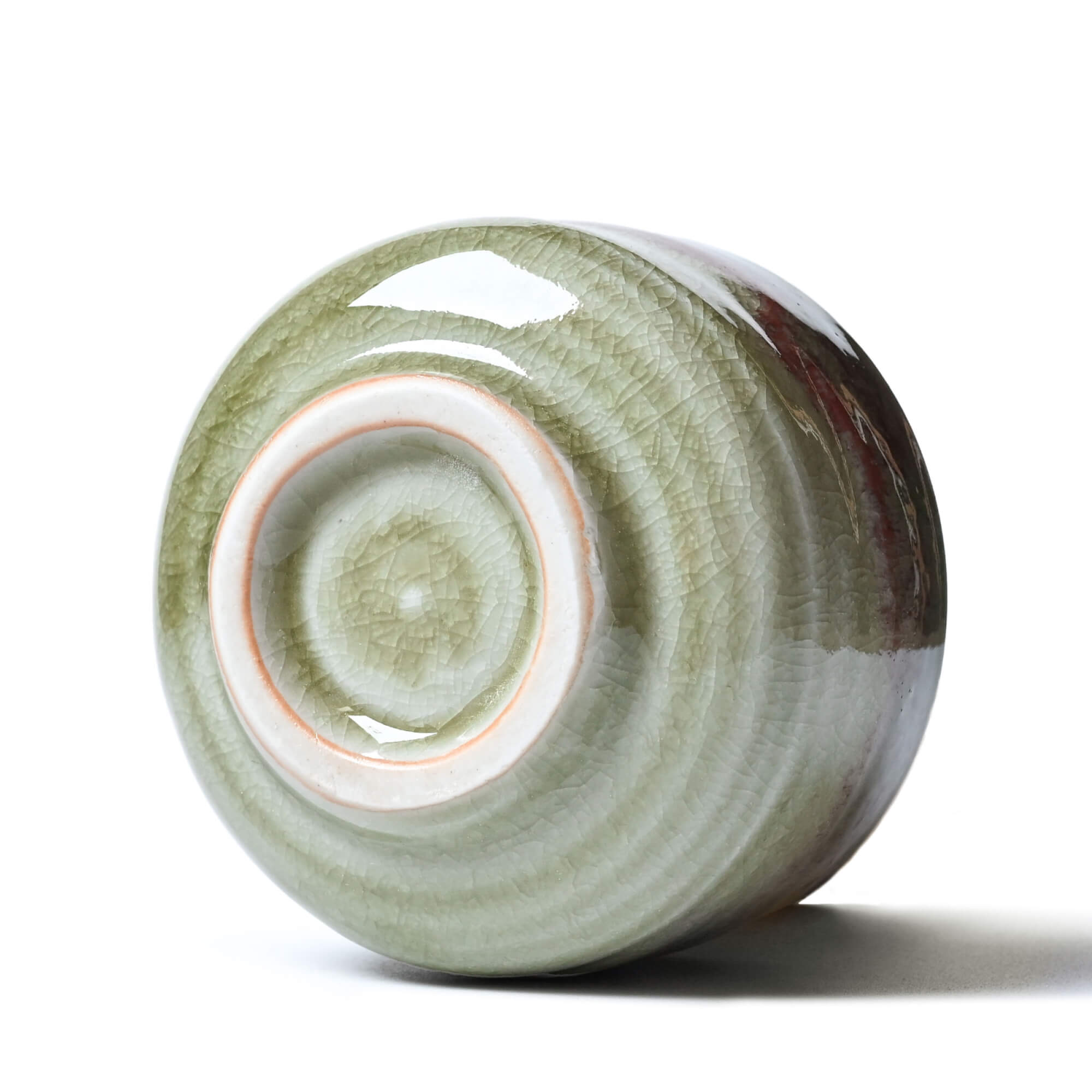 Seitlich von Unten: Matcha Schale KIYOMIZU - Chawan im Oribe-Stil, handgefertigt in Japan | VERY MATCHA®