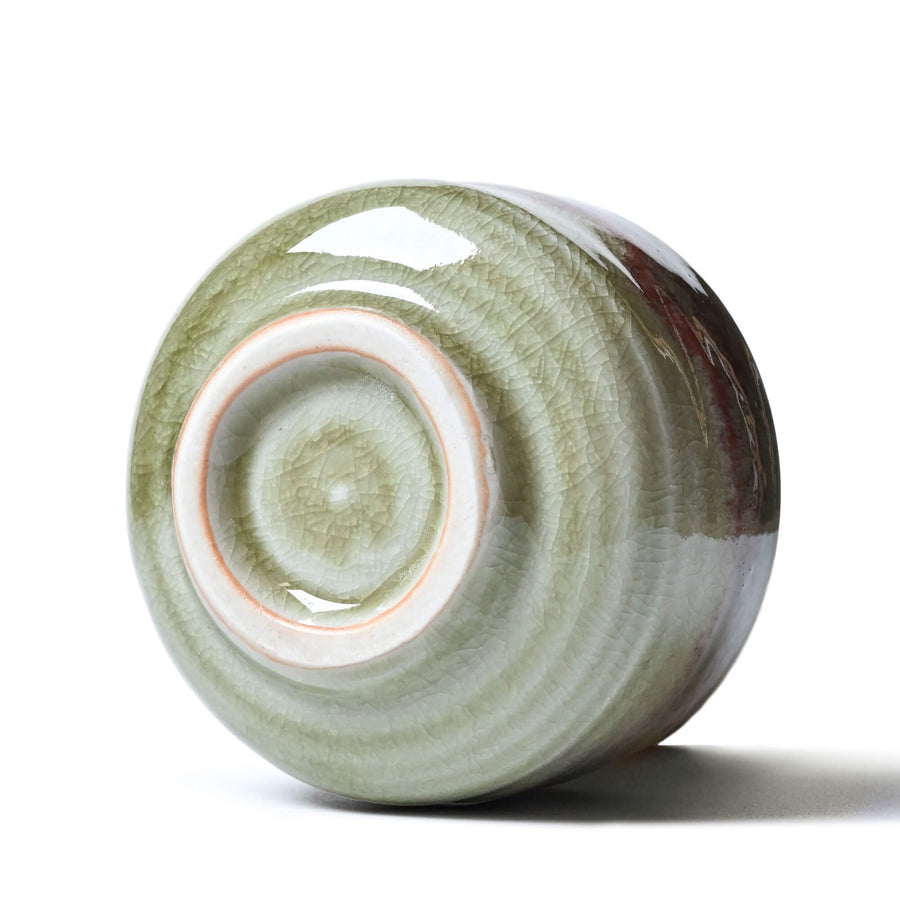 Seitlich von Unten: Matcha Schale KIYOMIZU - Chawan im Oribe-Stil, handgefertigt in Japan | VERY MATCHA®