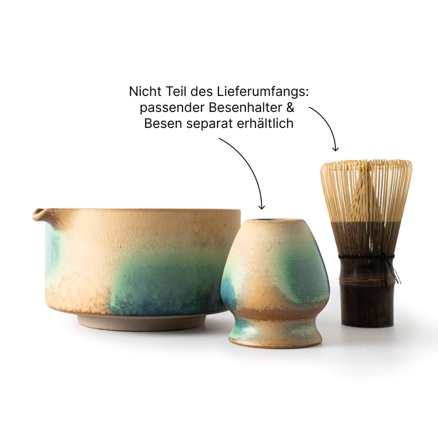Matcha Schale AURORA mit Ausgießer, Keramik Besenhalter und Bambusbesen nebeneinander, Hinweis im Bild dass Besen und Besenhalter nicht im Lieferumfang enthalten und separat erhältlich sind.