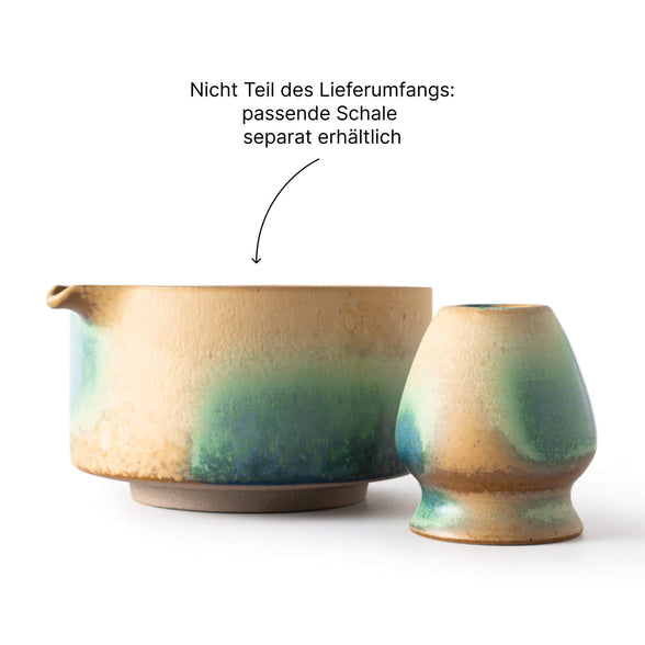 Matcha Besenhalter AURORA neben passender Matcha Schale AURORA, Schale nicht im Lieferumfang enthalten.