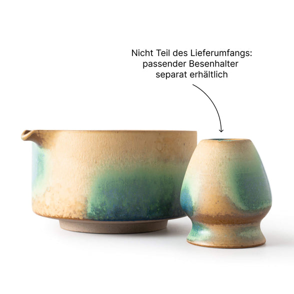 Matcha Schale AURORA mit Ausgießer aus Keramik, daneben passender Keramik Besenhalter, Hinweis im Bild dass der Besenhalter nicht im Lieferumfang enthalten und separat erhältlich ist.