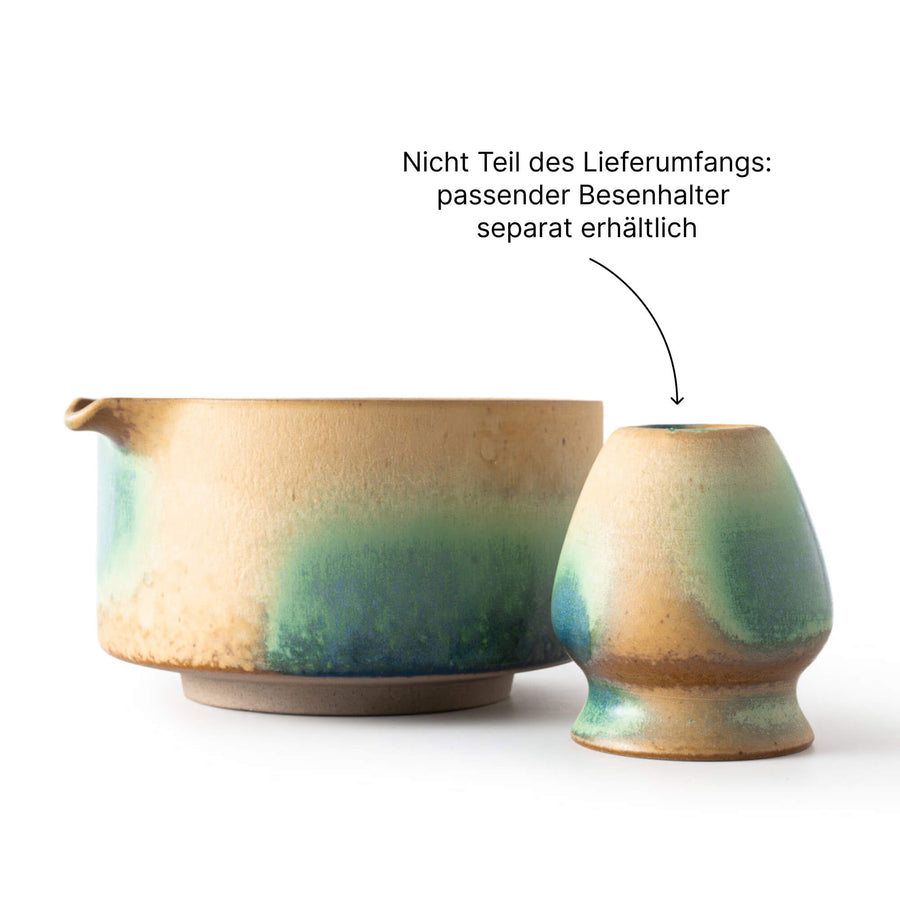 Matcha Schale AURORA mit Ausgießer aus Keramik, daneben passender Keramik Besenhalter, Hinweis im Bild dass der Besenhalter nicht im Lieferumfang enthalten und separat erhältlich ist.