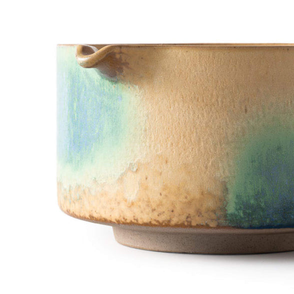Detailansicht Matcha Schale AURORA mit Ausgießer, strukturierte Glasur und weicher Farbverlauf.