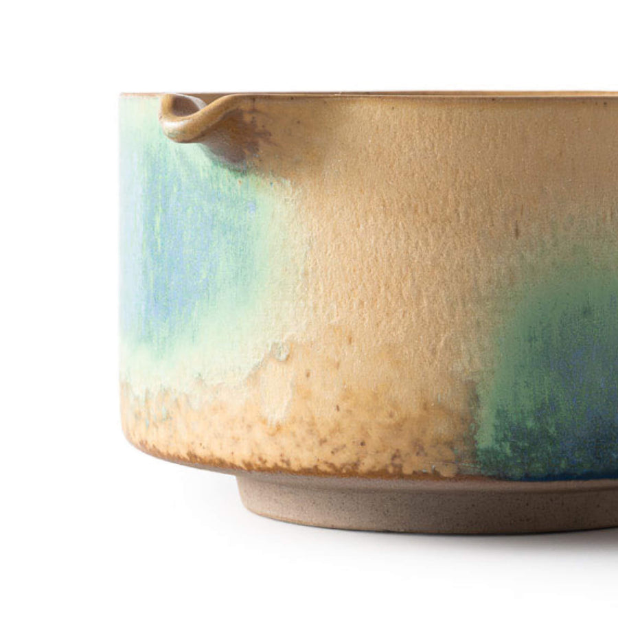 Detailansicht Matcha Schale AURORA mit Ausgießer, strukturierte Glasur und weicher Farbverlauf.