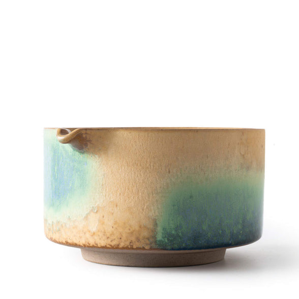 Matcha Schale AURORA mit Ausgießer, Keramik mit verlaufender Glasur in Beige, Grün und Blau, Seitenansicht.