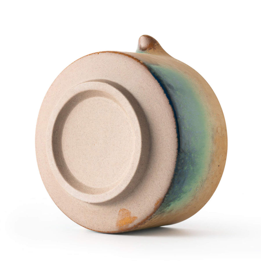 Unterseite der Matcha Schale AURORA mit Fußring und naturbelassener Keramik.