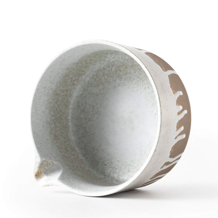 Innenansicht der Matcha Schale SHIZUKU mit Ausgießer, helle glasierte Innenfläche.