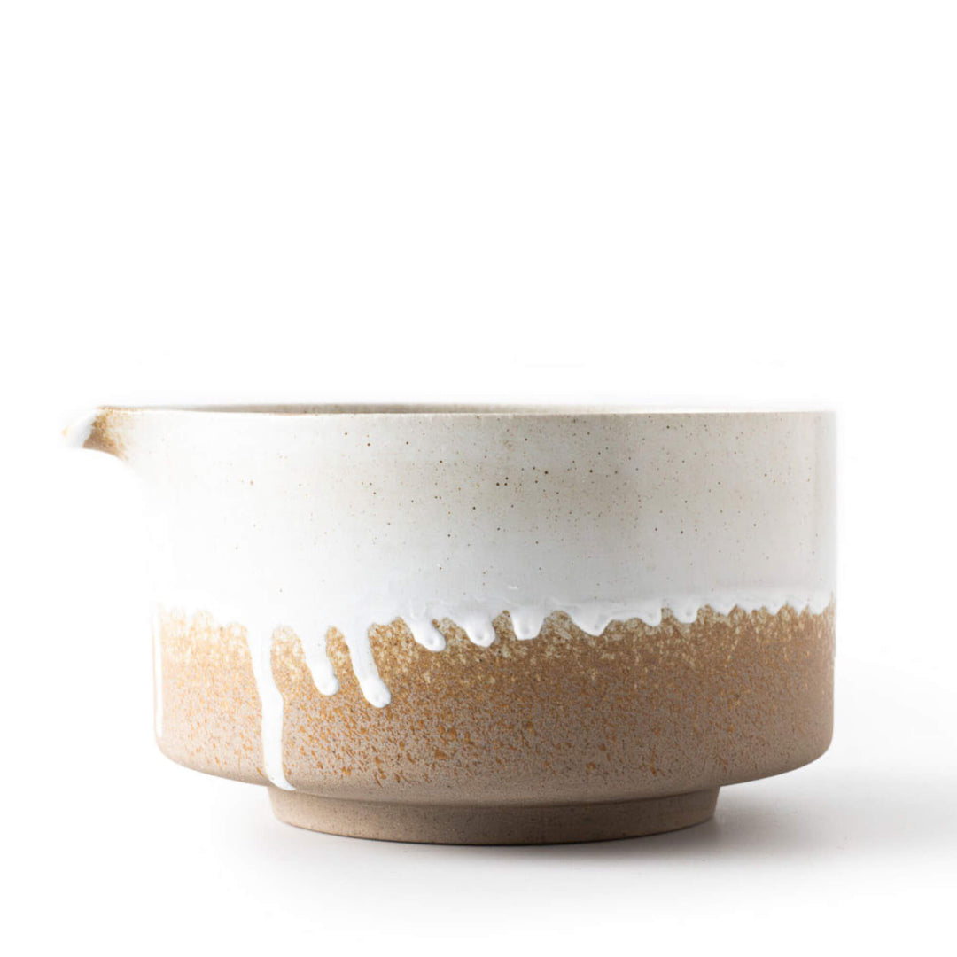 Matcha Schale SHIZUKU mit Ausgießer in Seitenansicht, fließende Glasur mit tropfender Struktur.