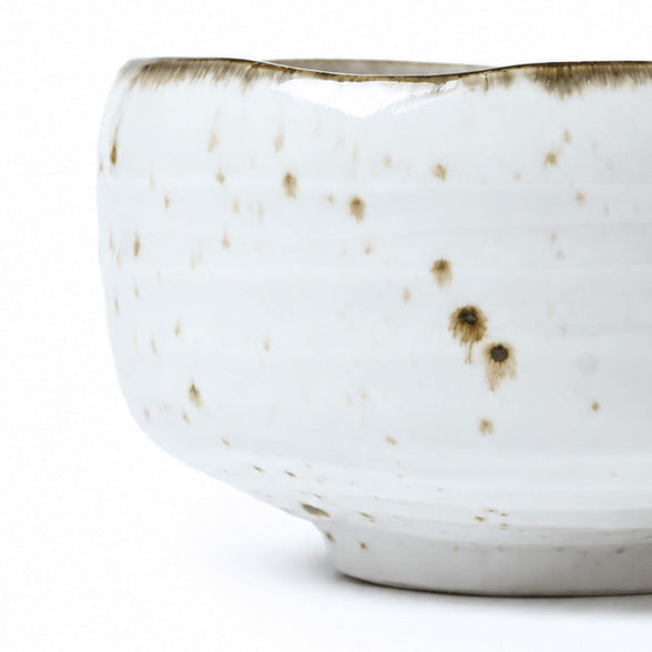Detailansicht der Matcha-Schale NARA mit Kohiki-Glasur, olivbraunem Rand und natürlichen Sprenkeln