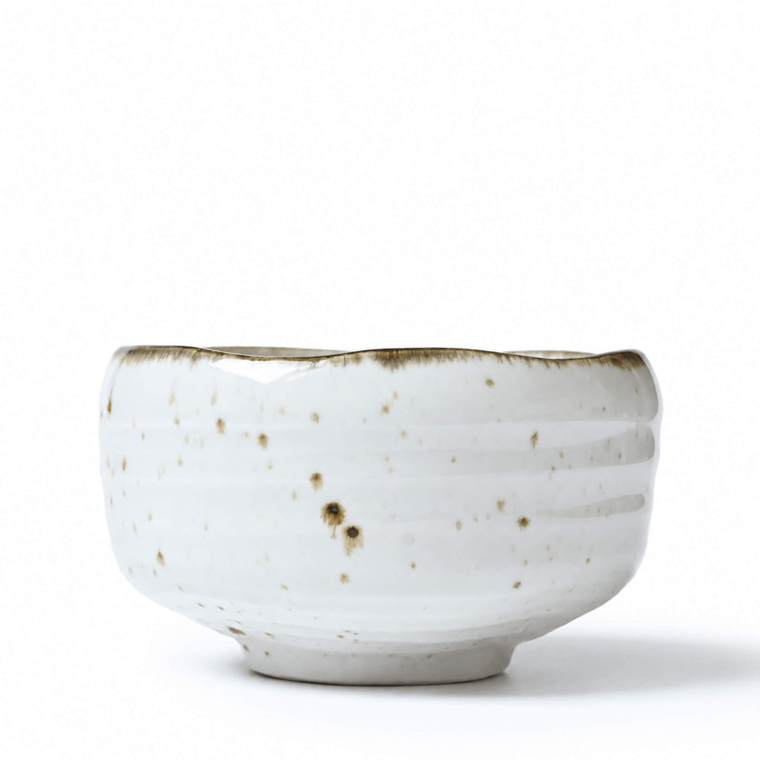 Matcha-Schale NARA aus weißer Kohiki-Keramik mit olivbraunem Rand und grau-grünen Sprenkeln, Made in Japan