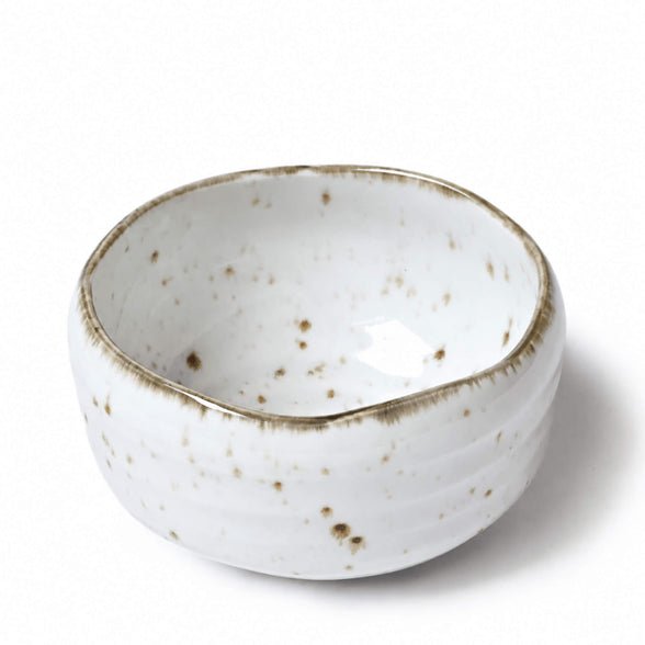 Matcha-Schale NARA von oben, weiße Kohiki-Keramik mit olivbraunem Rand und grau-grünen Sprenkeln