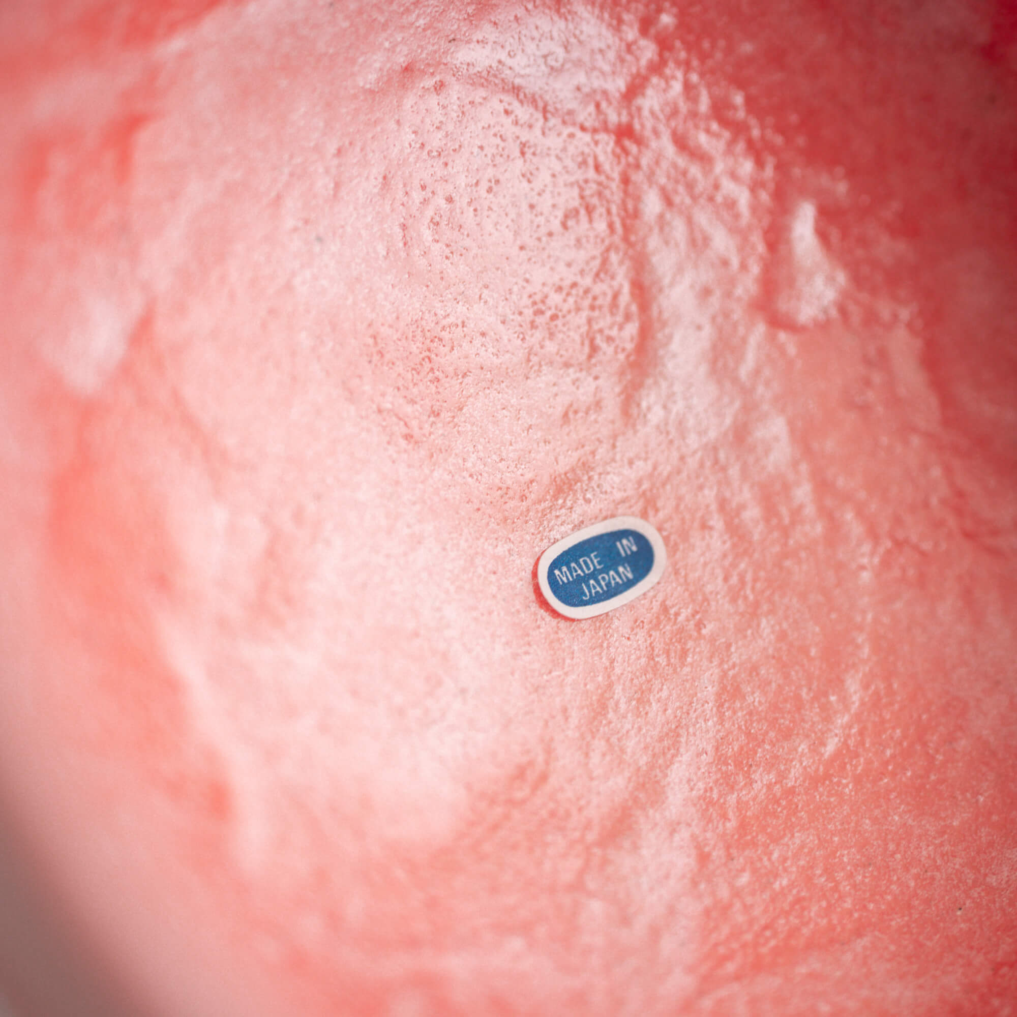 Matcha Schale Sangetsu – Detailansicht der Aka Raku Glasur, seidenmatt mit wolkiger Struktur, handgefertigt in Japan