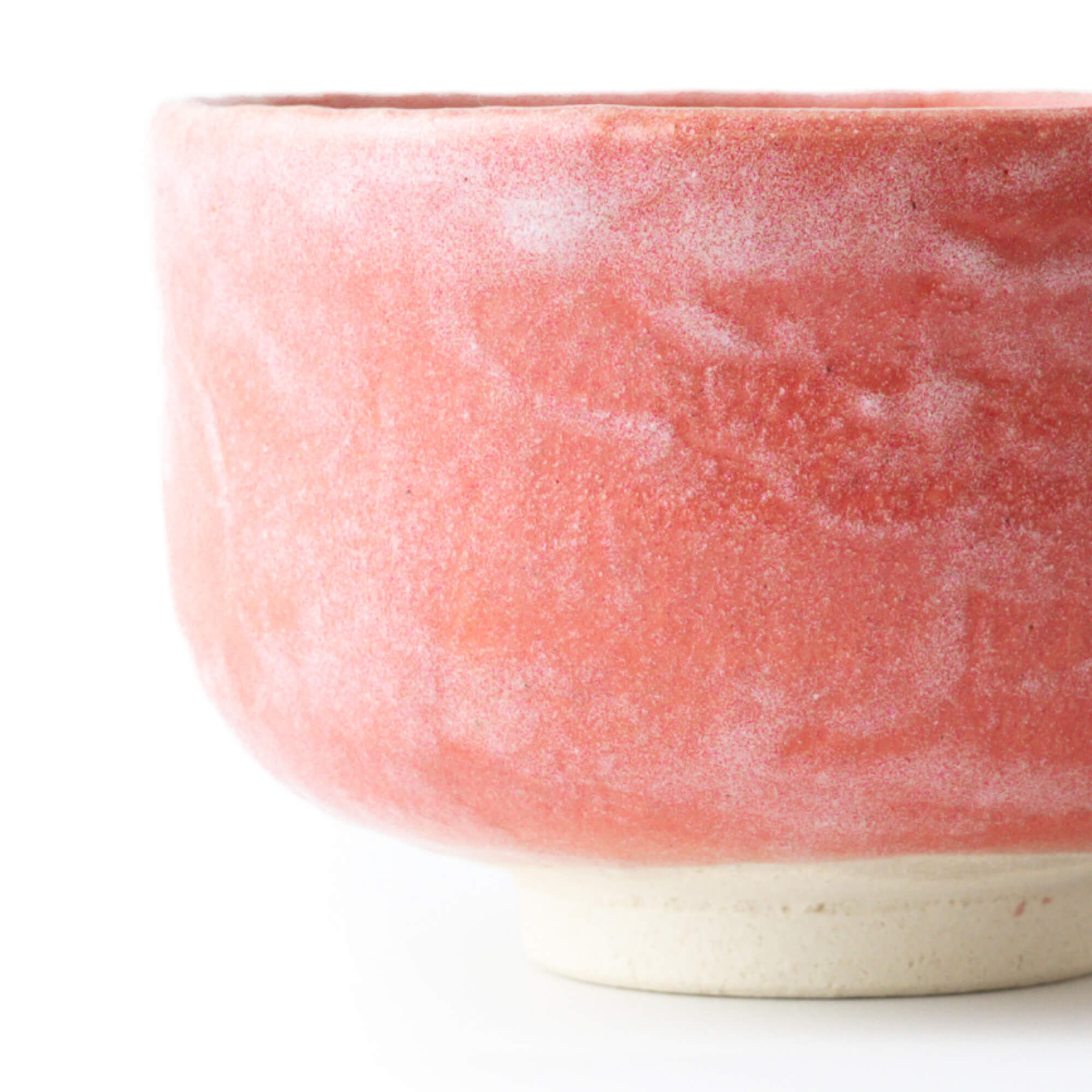 Detailansicht der Matcha Schale Sangetsu, Aka Raku Chawan aus Japan in Korallenrot mit wolkiger Glasur