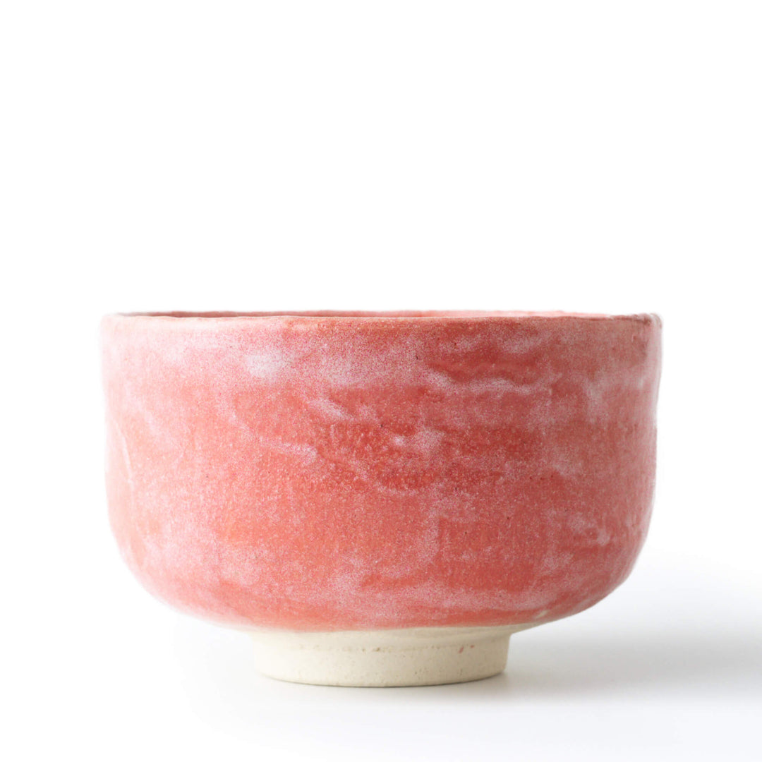 Seitenansicht der Matcha Schale Sangetsu, handgefertigte japanische Keramik in leuchtendem Rot
