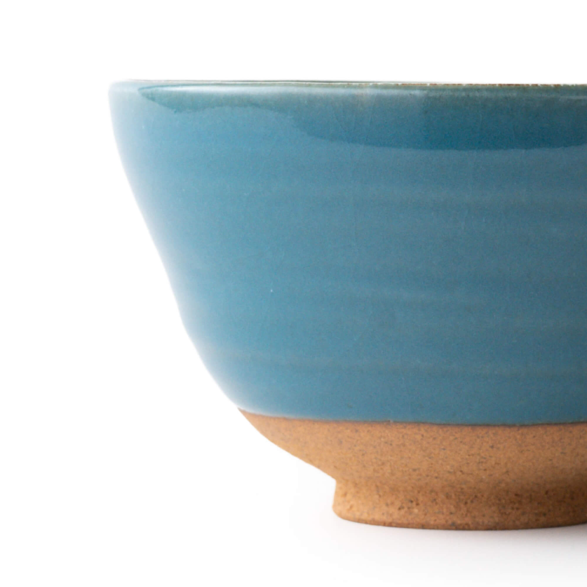 Nahaufnahme: SHINKAI Chawan mit leicht ausgestelltem Rand und glatter Glasur 