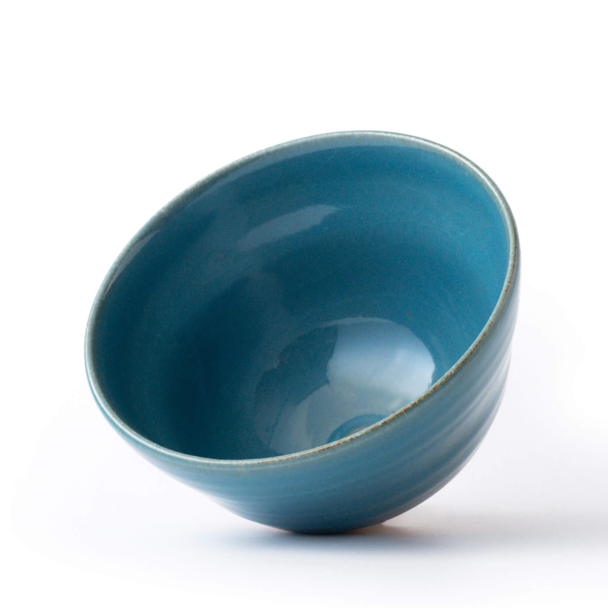 Geöffnete Matcha-Schale SHINKAI schräg von oben fotografiert, Innenfläche sichtbar