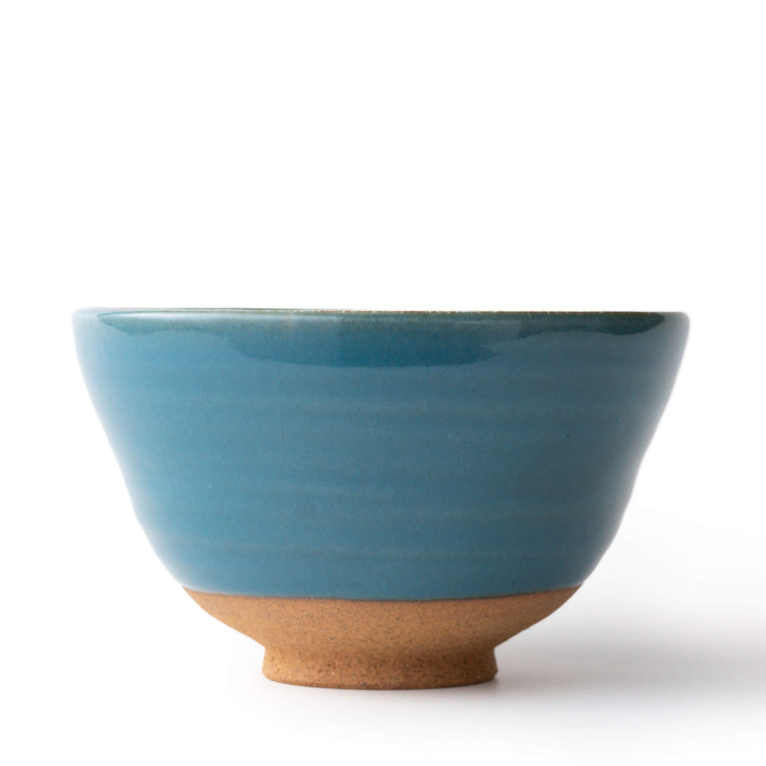 Matcha-Schale SHINKAI in tiefblauer Glasur, Seitenansicht auf weißem Hintergrund