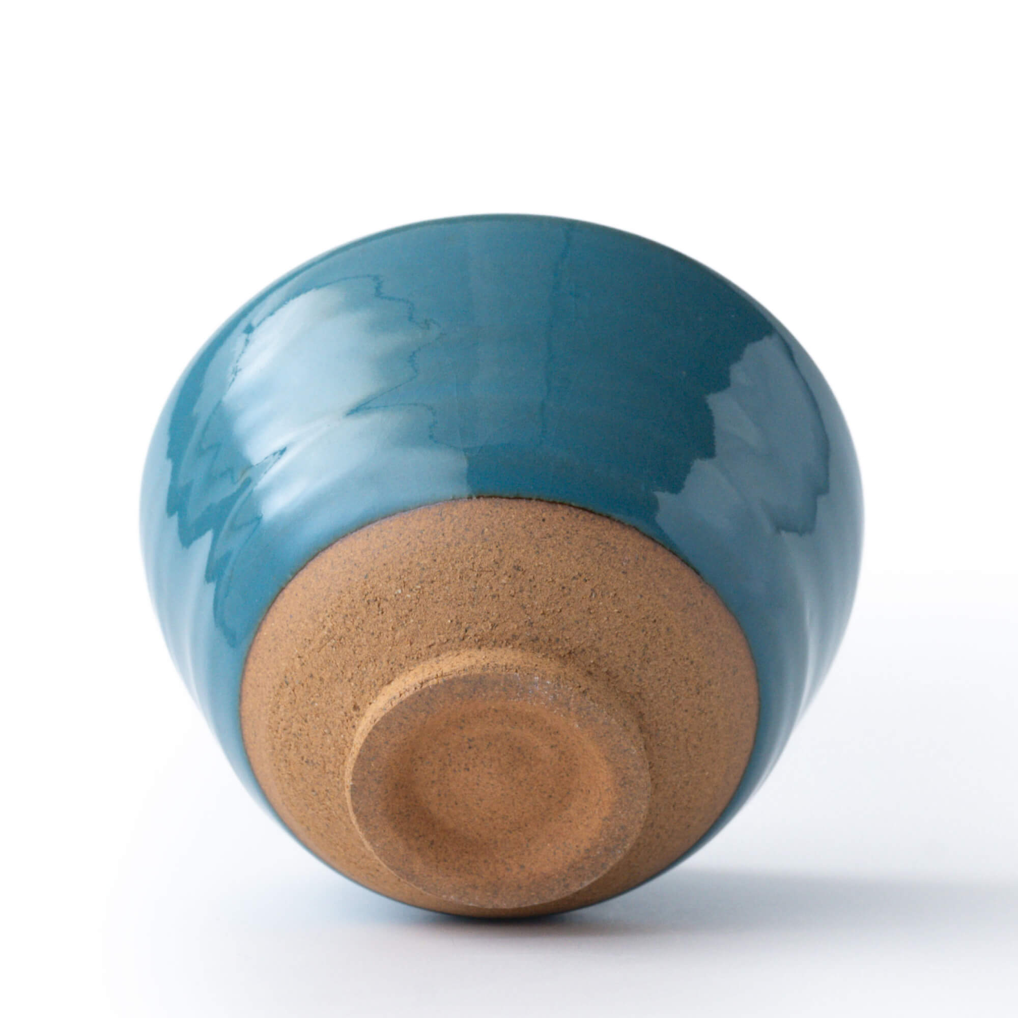 Unterseite der Matcha-Schale SHINKAI mit naturbelassenem Tonfuß und blauer Glasur