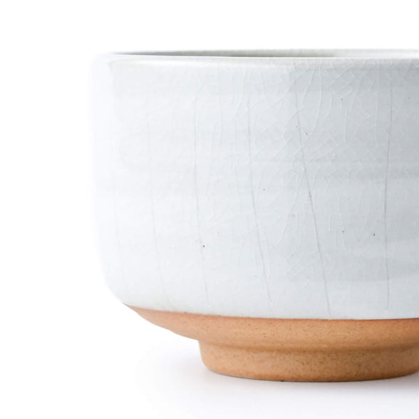 Detailansicht: Matcha-Schale SHIRAUME aus Japan mit weißer, feiner Kobiki-Glasur und sichtbarem Craquelé-Muster auf heller Keramik