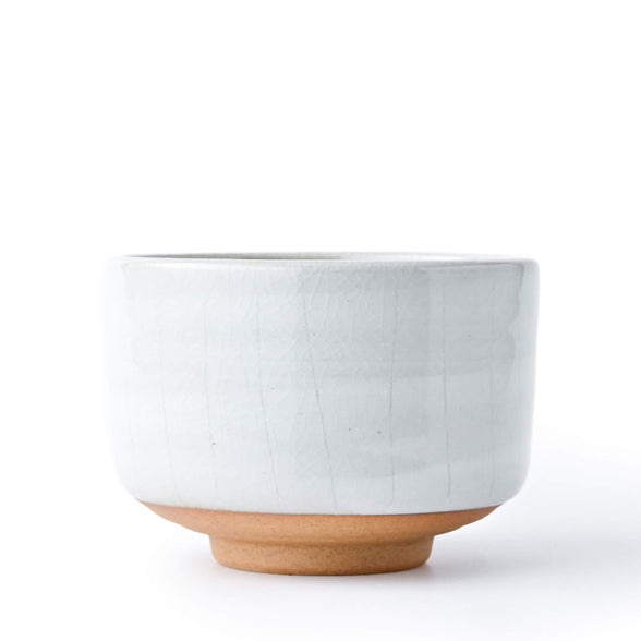 Matcha-Schale SHIRAUME aus Japan mit weißer, feiner Kobiki-Glasur und sichtbarem Craquelé-Muster auf heller Keramik