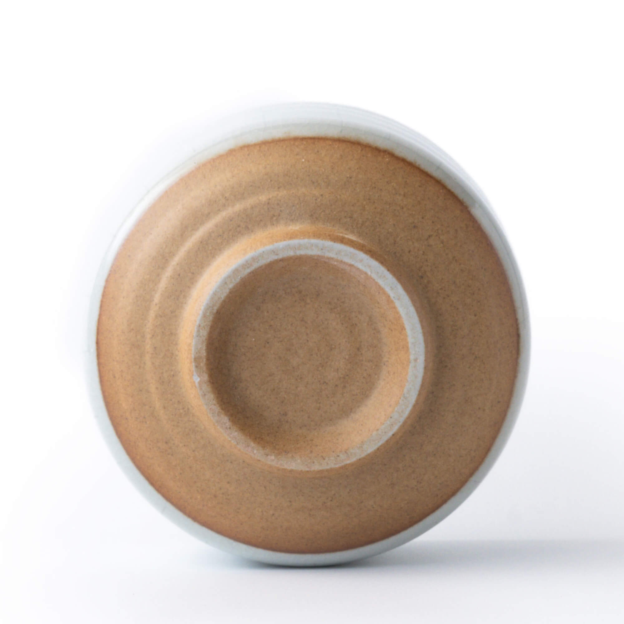 Unterseite der Matcha-Schale SHIRAUME mit naturbelassenem, unglasiertem Fuß aus hellem Ton