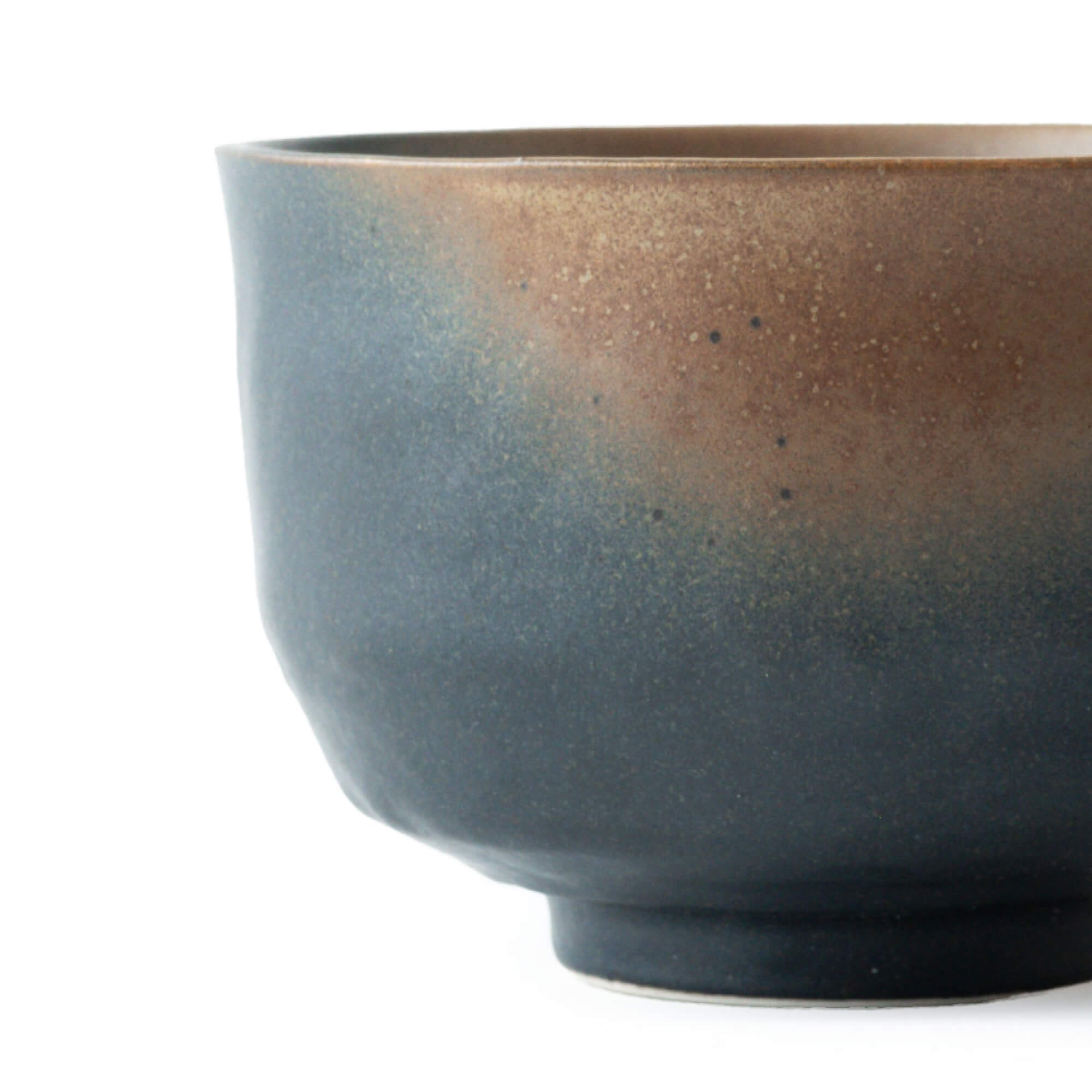 Detailansicht der Matcha Schale Yūgure, kleine japanische Chawan in Kupferbraun und Schwarz im Bizen-Stil