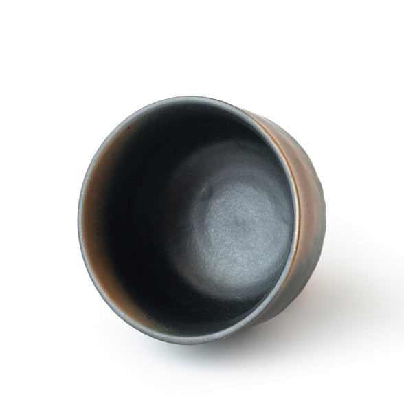 Matcha Schale Yūgure – Mini-Chawan in Bizen-Tradition, Kupferbraun-Schwarz, handgefertigt in Japan, Ansicht von oben