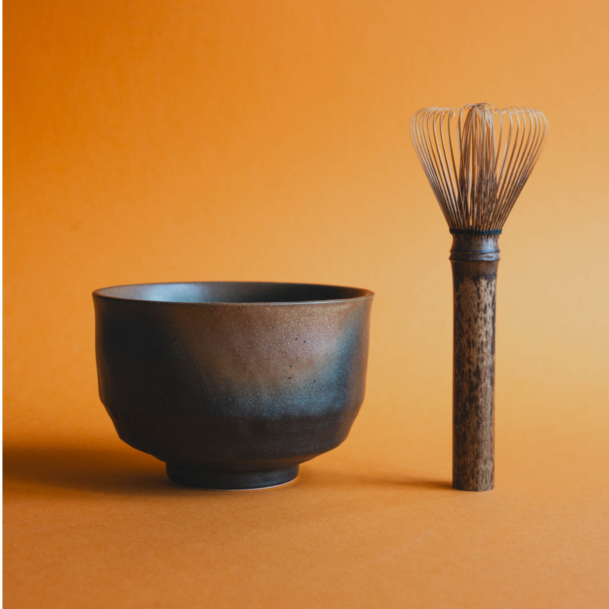 Die kleine Matcha-Schale Yūgure,das Abenddämmerung bedeutet, zeigt ein ruhiges Farbspiel aus Kupferbraun und Tiefschwarz.