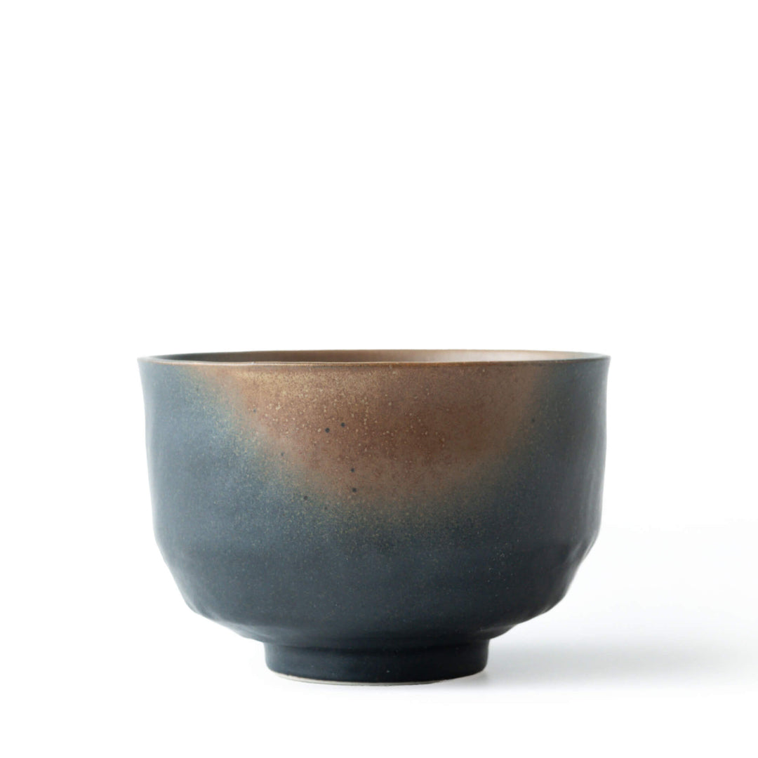 Seitenansicht der Matcha Schale Yūgure, handgefertigte Keramik mit Kupfer-Schwarz-Verlauf in Bizen-Tradition