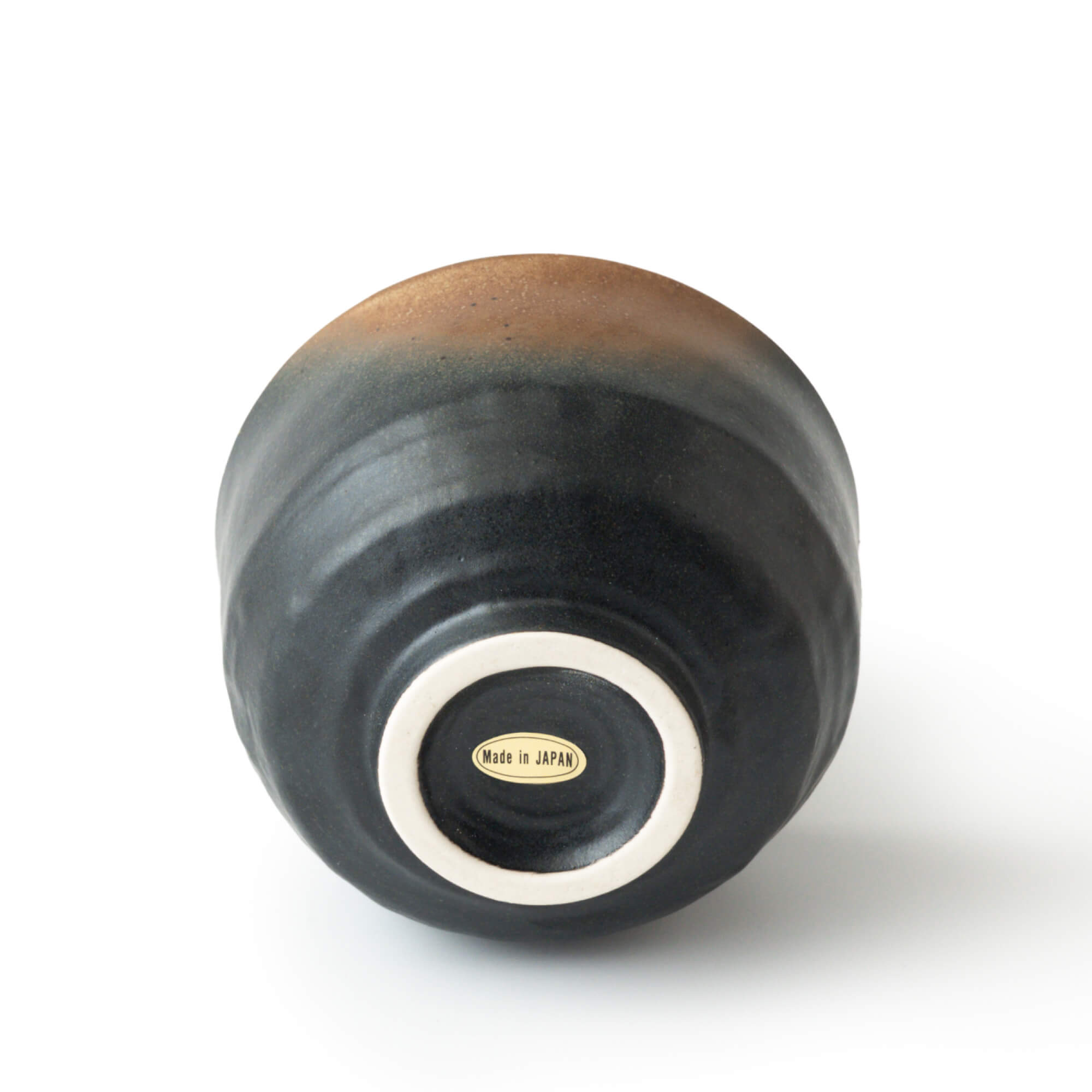 Matcha Schale Yūgure – Mini-Chawan in Bizen-Tradition, Kupferbraun-Schwarz, handgefertigt in Japan, Unterseite mit Fußring