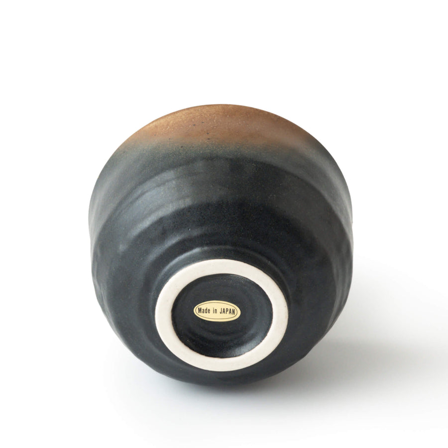 Matcha Schale Yūgure – Mini-Chawan in Bizen-Tradition, Kupferbraun-Schwarz, handgefertigt in Japan, Unterseite mit Fußring