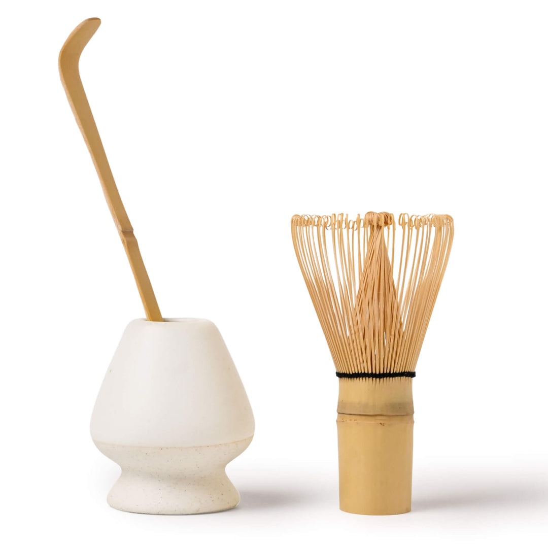 Very Matcha Matcha-Set in Creme mit Bambusbesen (Chasen), Bambuslöffel (Chashaku) und cremefarbenem Besenhalter aus Keramik, perfekt für die traditionelle Matcha-Zubereitung.