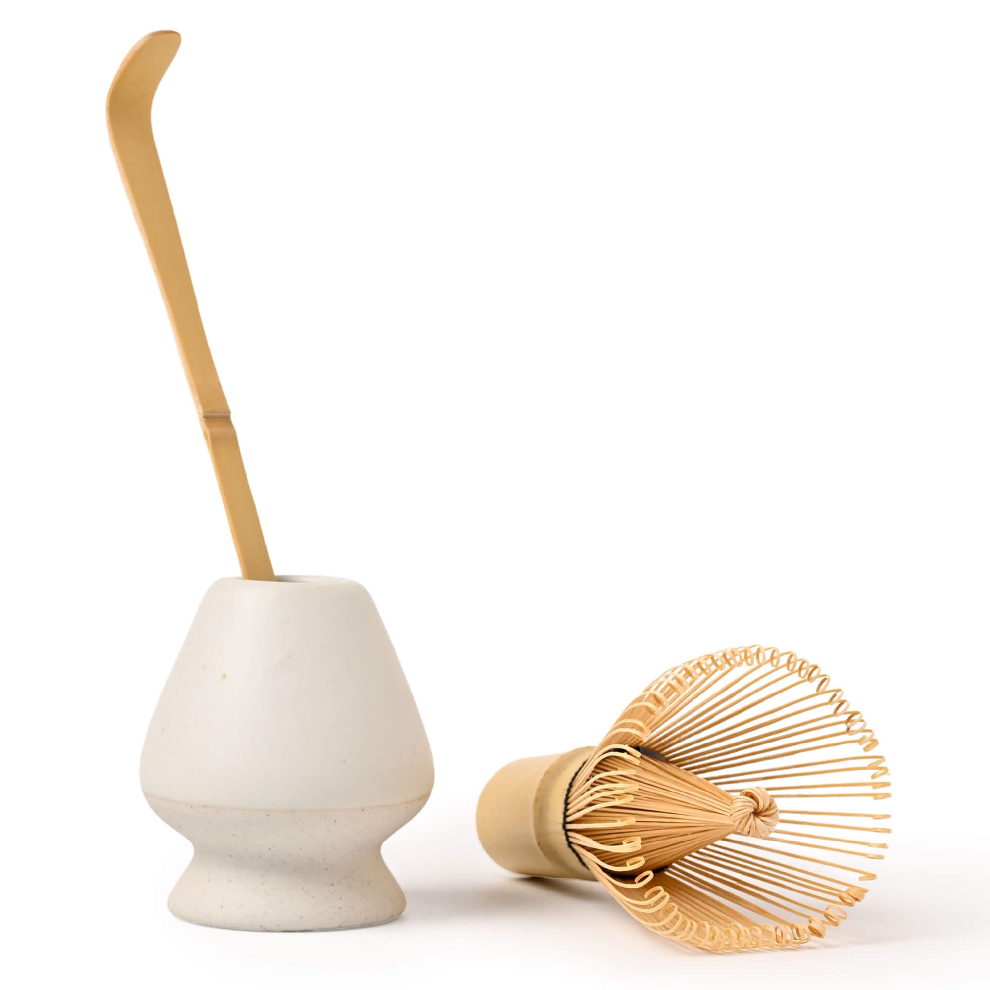 Very Matcha Matcha-Set in Creme mit Bambusbesen (Chasen), Bambuslöffel (Chashaku) und cremefarbenem Besenhalter aus Keramik, perfekt für die traditionelle Matcha-Zubereitung. Besen liegend.