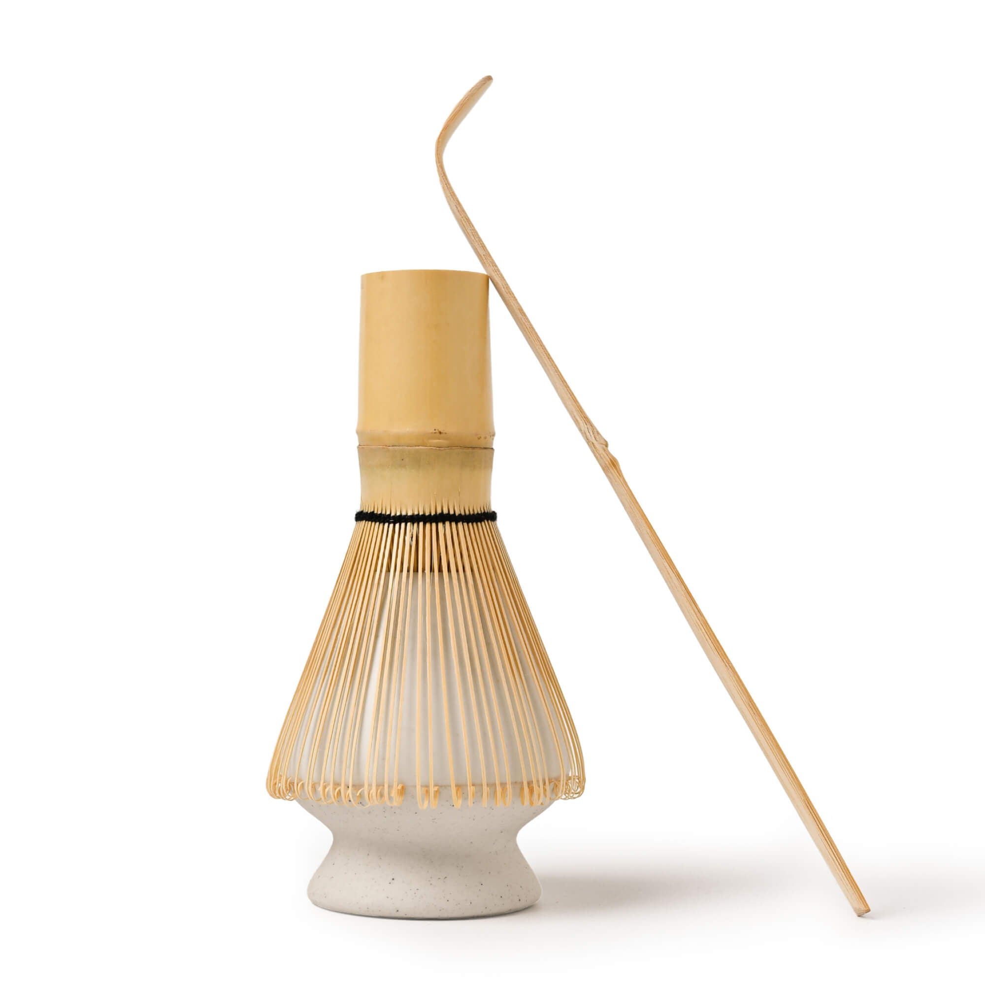 Very Matcha Matcha-Set in Creme mit Bambusbesen (Chasen), Bambuslöffel (Chashaku) und cremefarbenem Besenhalter aus Keramik, perfekt für die traditionelle Matcha-Zubereitung. Besen auf Besenhalter.