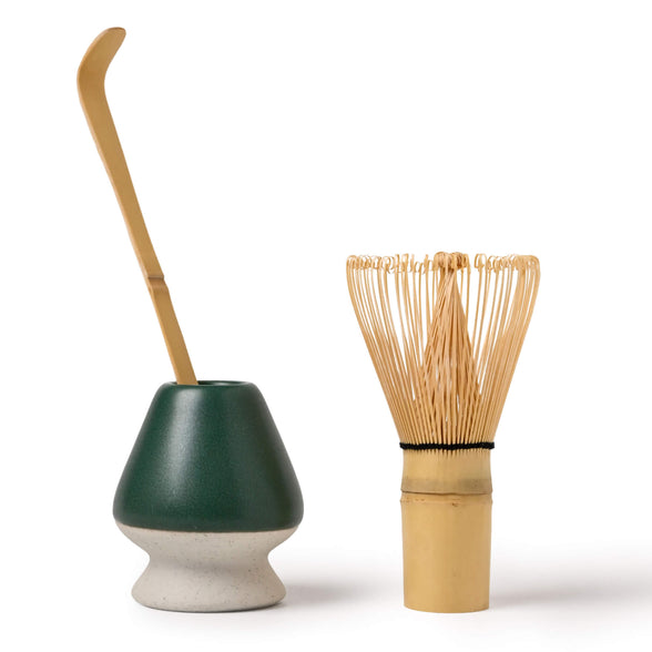Matcha-Set mit Bambusbesen (Chasen), Bambuslöffel (Chashaku) und Besenhalter (Chasentate) in Grün – perfekt für die traditionelle Matcha-Zubereitung.