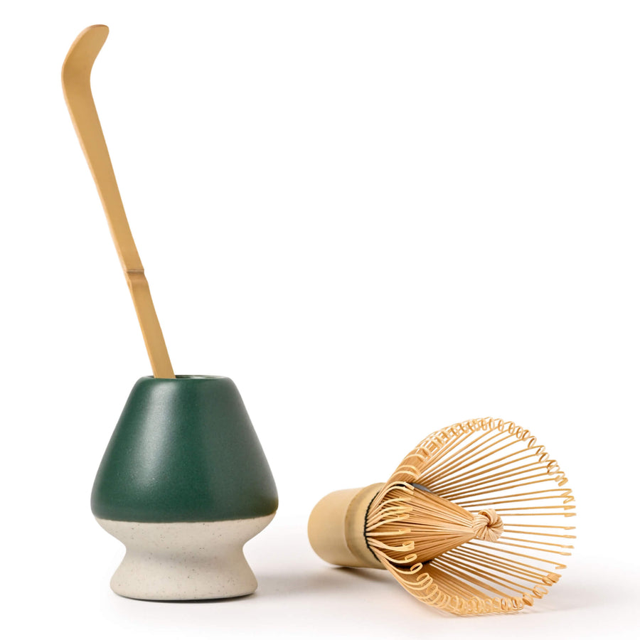 Matcha-Set mit Bambusbesen (Chasen), Bambuslöffel (Chashaku) und Besenhalter (Chasentate) in Grün – perfekt für die traditionelle Matcha-Zubereitung.