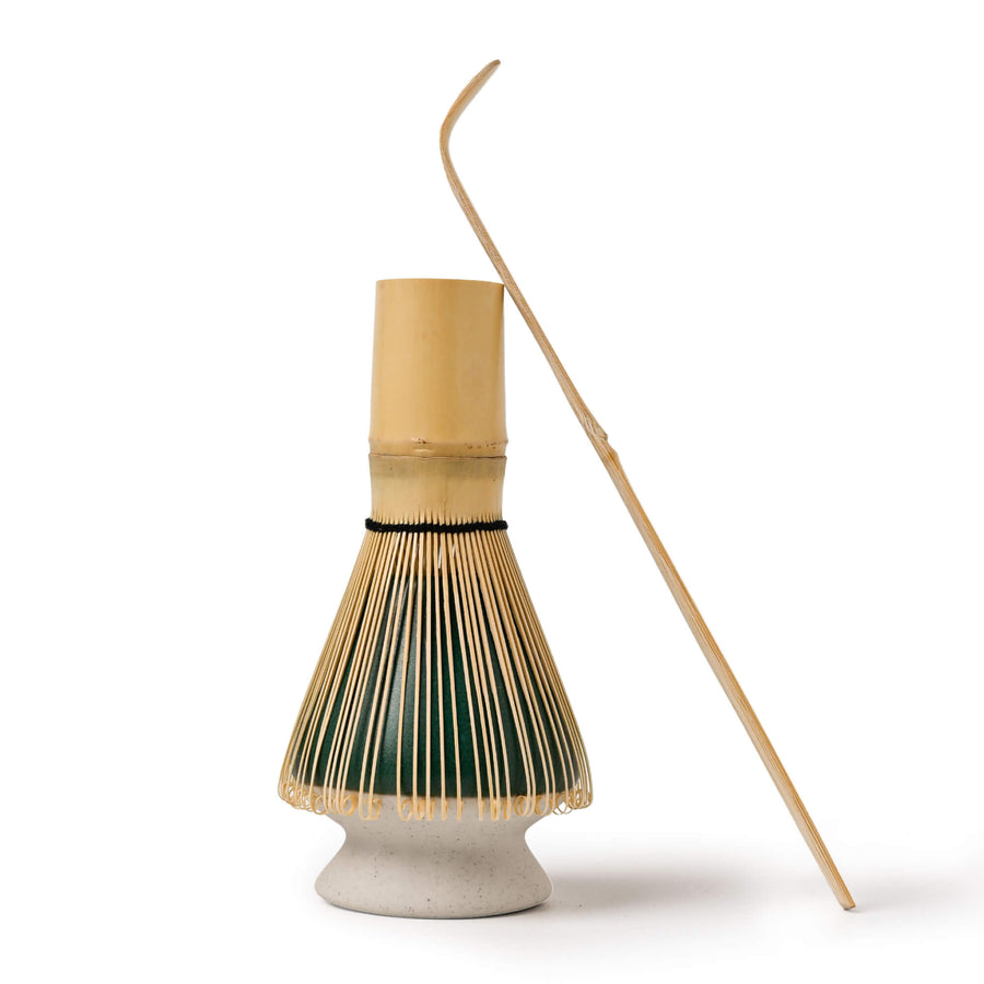 Matcha-Set mit Bambusbesen (Chasen), Bambuslöffel (Chashaku) und Besenhalter (Chasentate) in Grün – perfekt für die traditionelle Matcha-Zubereitung.