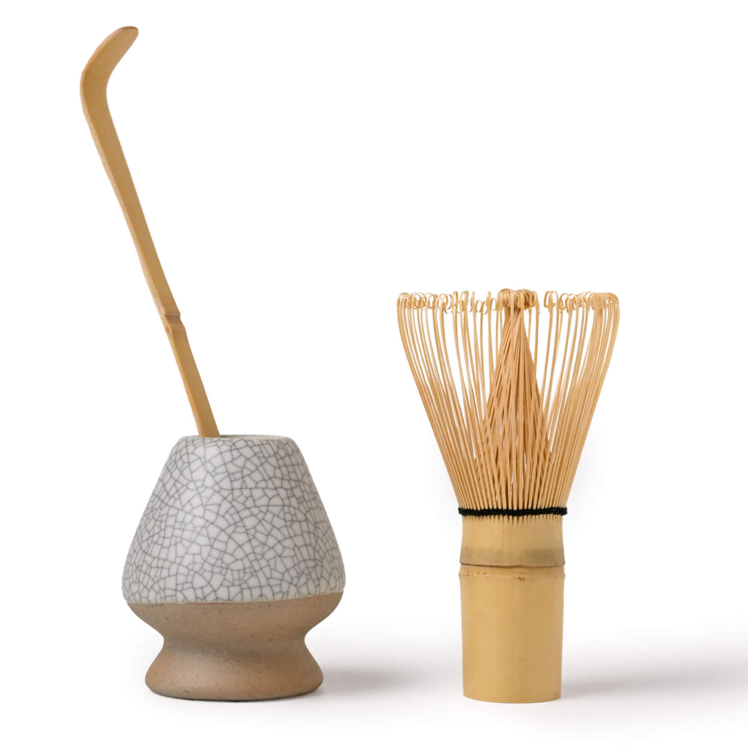 Matcha-Set mit Bambusbesen (Chasen), Bambuslöffel (Chashaku) und Besenhalter (Chasentate) in Patina – perfekt für die traditionelle Matcha-Zubereitung.