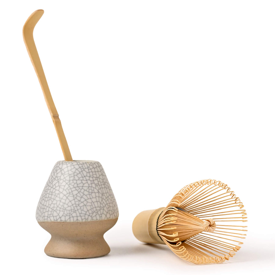 Matcha-Set mit Bambusbesen (Chasen), Bambuslöffel (Chashaku) und Besenhalter (Chasentate) in Patina – perfekt für die traditionelle Matcha-Zubereitung.