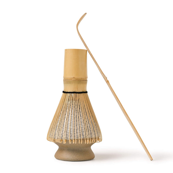 Matcha-Set mit Bambusbesen (Chasen), Bambuslöffel (Chashaku) und Besenhalter (Chasentate) in Patina – perfekt für die traditionelle Matcha-Zubereitung.