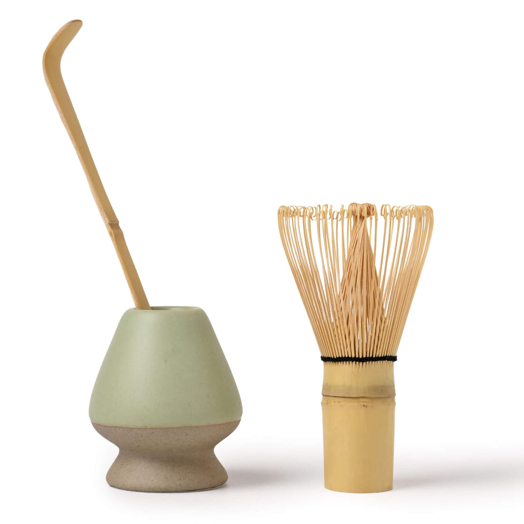 Matcha-Set mit Bambusbesen (Chasen), Bambuslöffel (Chashaku) und Besenhalter (Chasentate) in Salbei – perfekt für die traditionelle Matcha-Zubereitung.