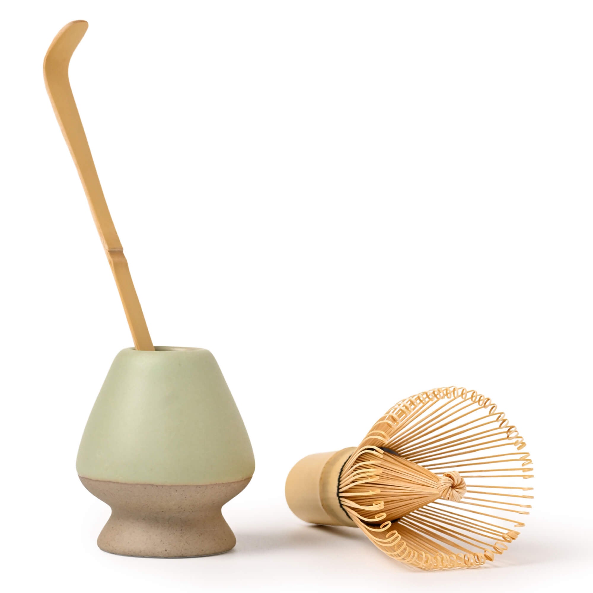 Matcha-Set mit Bambusbesen (Chasen), Bambuslöffel (Chashaku) und Besenhalter (Chasentate) in Salbei – perfekt für die traditionelle Matcha-Zubereitung.